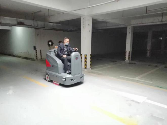 三亚小区物业保洁不用人力改用驾驶式洗地机了
